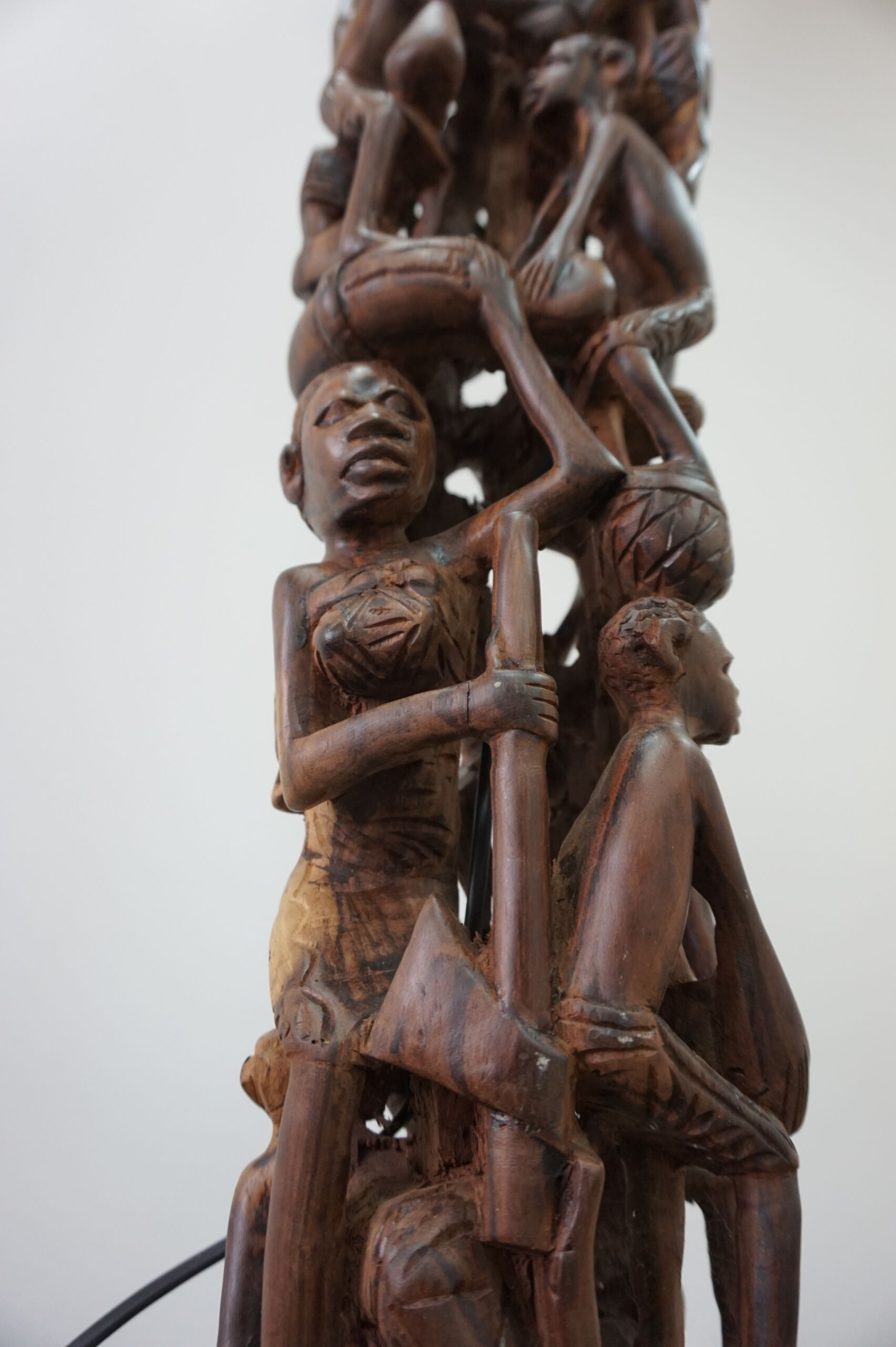 Makonde Ebony Floor Lamp – Luxury Hand-Carved Tribal Art Lighting for Dubai Interiors

مصباح أرضي ماكوندي من خشب الأبنوس – إضاءة قبلية فاخرة محفورة يدويًا تناسب ديكورات دبي