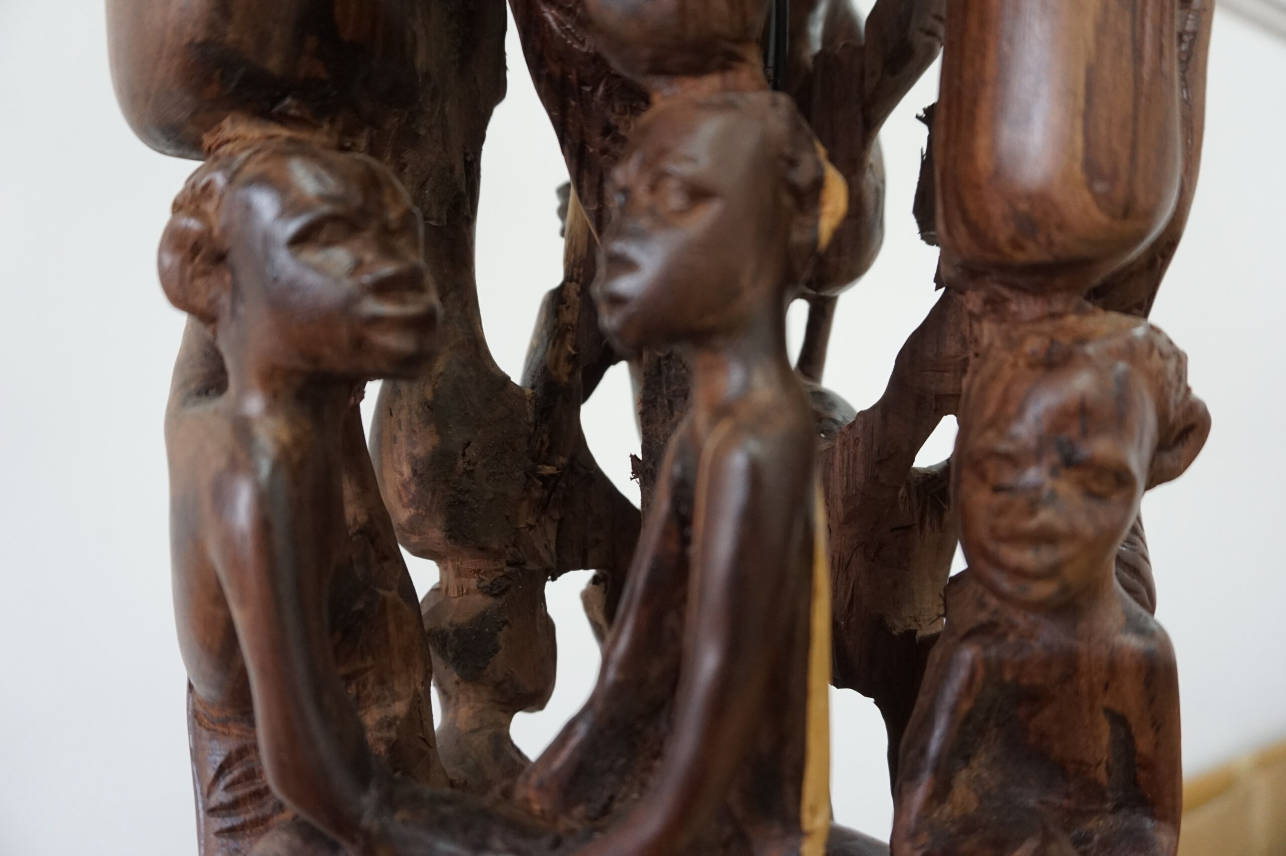 Makonde Ebony Floor Lamp – Luxury Hand-Carved Tribal Art Lighting for Dubai Interiors

مصباح أرضي ماكوندي من خشب الأبنوس – إضاءة قبلية فاخرة محفورة يدويًا تناسب ديكورات دبي